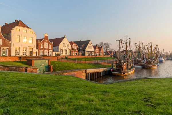Balıkçı köyünün akşam manzarası Greetsiel, Aşağı Saksonya, Almanya