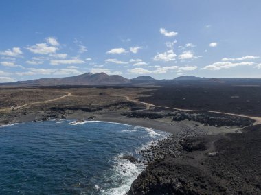 İspanya 'nın Lanzarote adasındaki Las Malvas volkanik plajı
