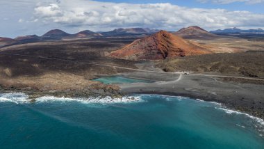 İspanya 'nın Lanzarote adasında Charco Verde Gölü ve Volkan Bermeja