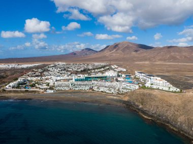 İspanya 'nın Lanzarote adasının güney kıyısındaki oteller.
