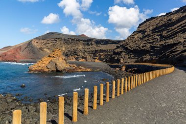 Lanzarote adasındaki ünlü Yeşil Göl, El Lago Verde 'ye giden yaya yolu.