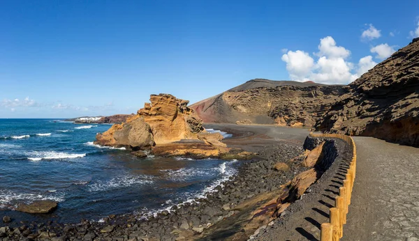 Lanzarote adasındaki ünlü Yeşil Göl, El Lago Verde 'ye giden yaya yolu.