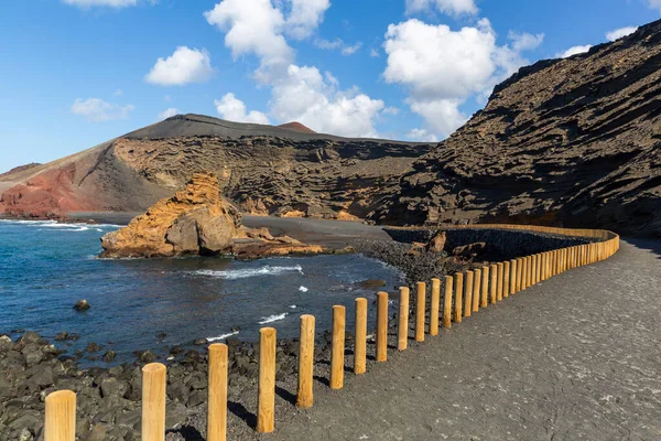 Lanzarote adasındaki ünlü Yeşil Göl, El Lago Verde 'ye giden yaya yolu.
