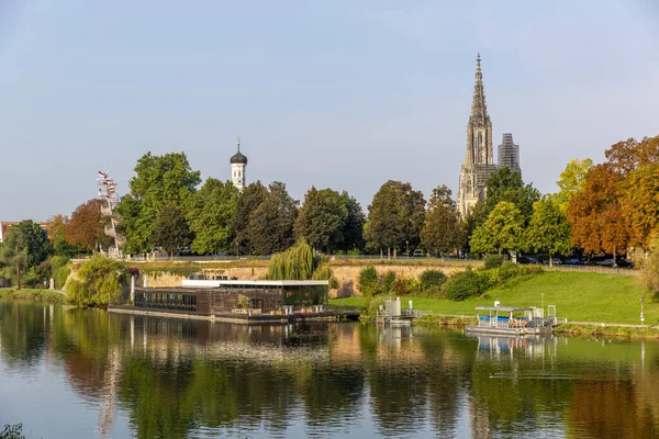 Ulmer Stadtlandschaft mit dem berühmten Münster im Hintergrund — Stockfoto