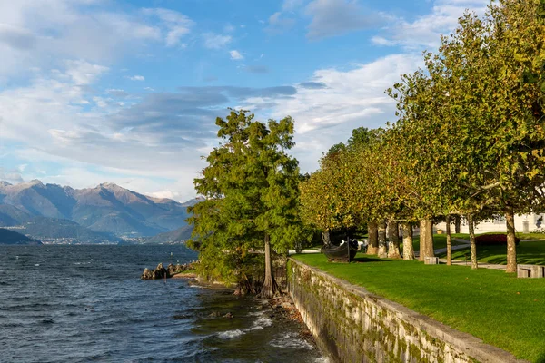 Güzel akşam ışığında Villa Melzi bahçeleri