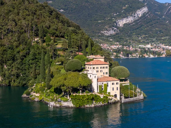 Como Gölü üzerindeki Villa del Balbianello 'nun havadan görünüşü