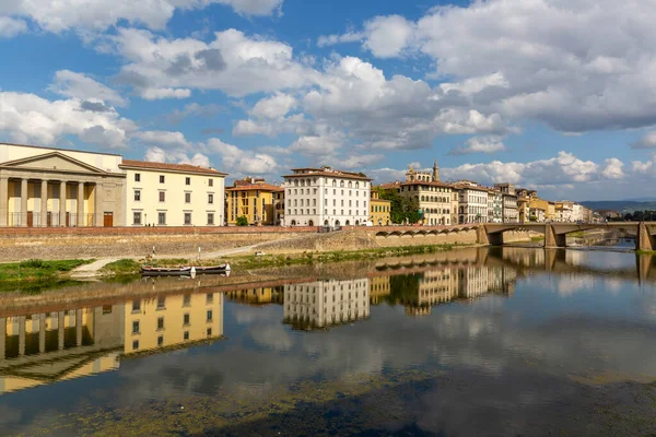 Piękne Odbicie Zabytkowych Domów Nad Rzeką Arno Florencji Włochy — Zdjęcie stockowe