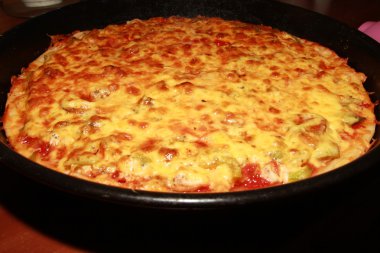 iştah açıcı pizza peyniri kalın bir tabaka ile.
