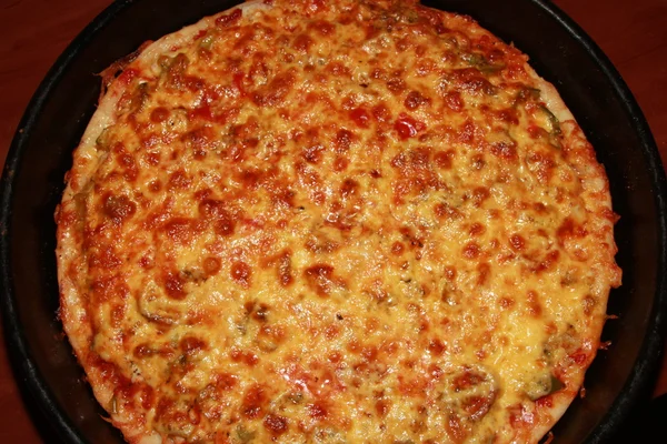 Iştah açıcı pizza peyniri kalın bir tabaka ile. — Stok fotoğraf