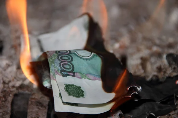 Dinheiro queimando na fornalha — Fotografia de Stock