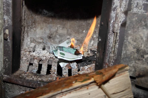 Money burning in the furnace — Stock Photo, Image