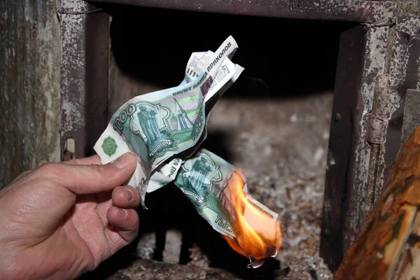 Dinheiro queimando na fornalha Fotos De Bancos De Imagens Sem Royalties