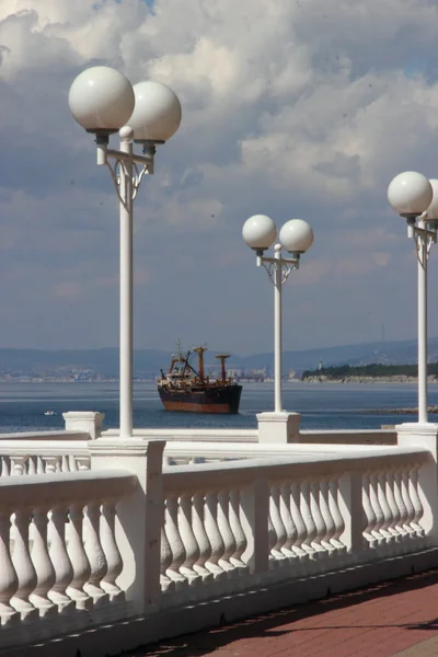 Quay. Navio abandonado — Fotografia de Stock