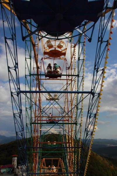 Roda gigante no topo da montanha — Fotografia de Stock