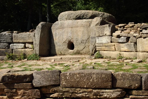 Dolmen dans la région de Krasnodar . — Photo