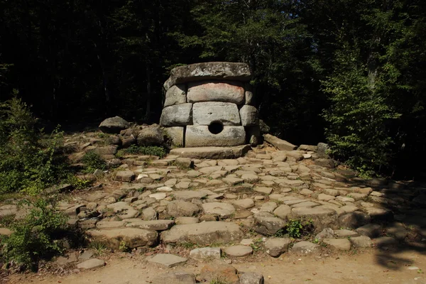 Dolmen w regionie krasnodar. — Zdjęcie stockowe