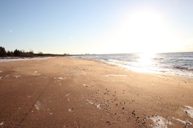 güzel karlı güneşli kumsal.