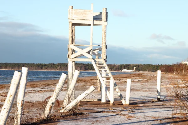 Tour en bois blanc sur la plage — Photo