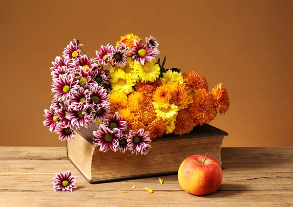 Blommor, äpplen och böcker — Stockfoto