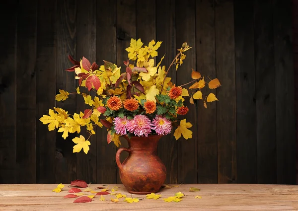 Flowers in a ceramic vase — Stock Photo, Image