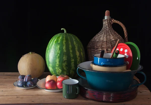 Vieux plats et légumes en métal — Photo