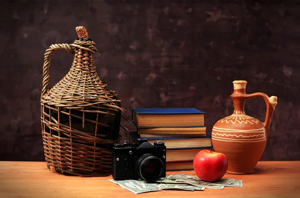 Старые вещи и яблоко — стоковое фото