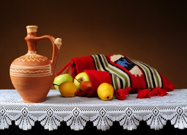 etno çanta, meyve ve bir sürahi