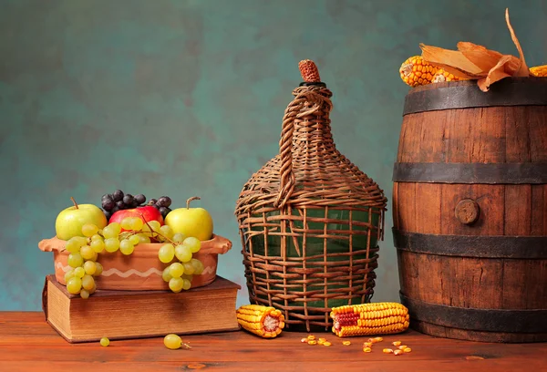 Holzfass und Früchte in Keramikschale — Stockfoto