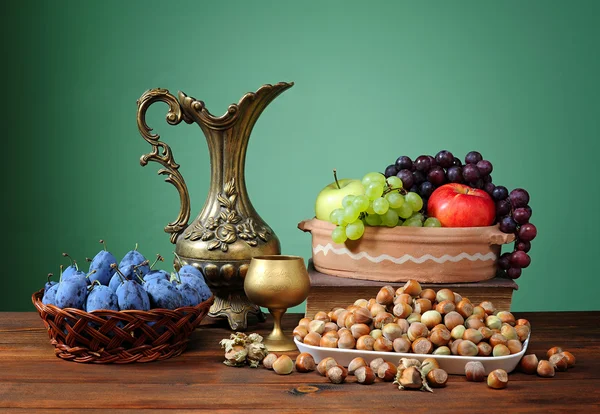 Carafe en métal et fruits divers — Photo