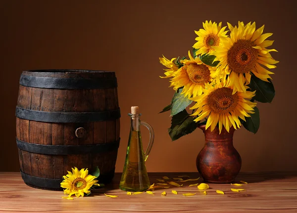 Zonnebloemen in keramische vaas — Stockfoto