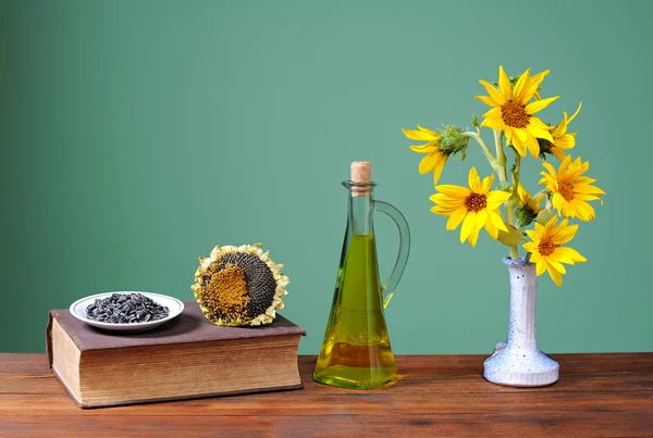 Sunflowers in a vase and oil — Stock Photo, Image