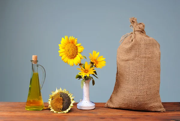Zonnebloemen in een keramische vaas en een zak — Stockfoto