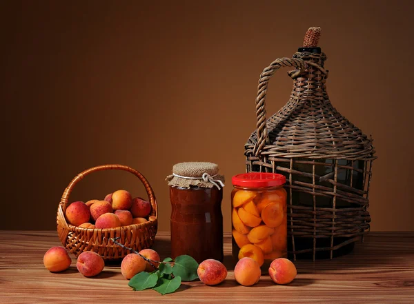 Fresh apricots and compote in a jar — Stock Photo, Image