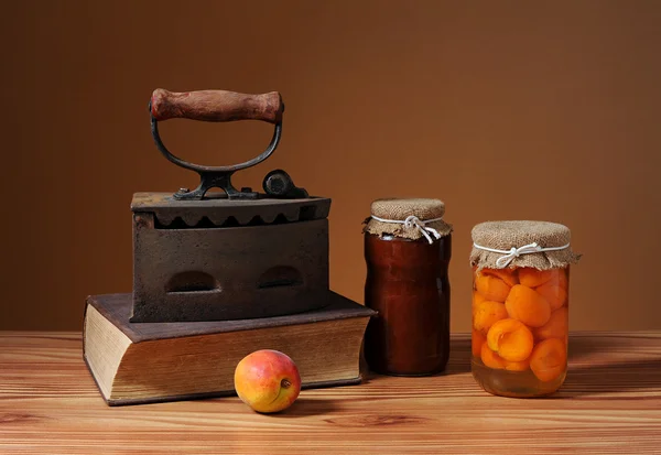Old flatiron and apricot jam — Stock Photo, Image