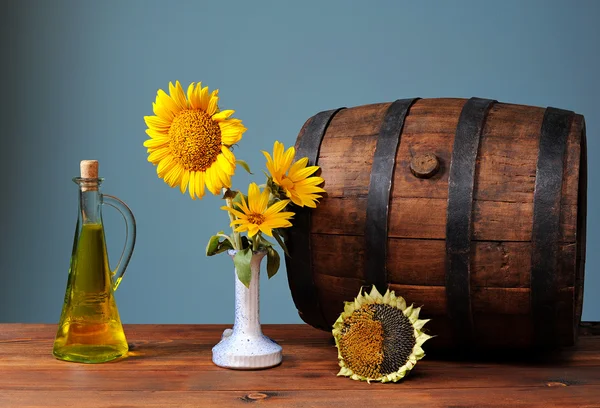 木桶和向日葵 — 图库照片