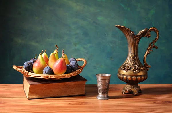 Carafe et fruits en métal — Photo