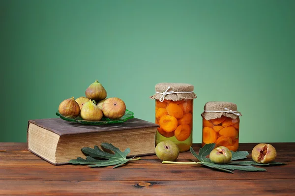 Fresh figs and Book — Stock Photo, Image