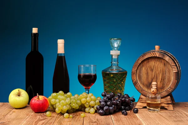 Manzanas, uvas y barril de vino — Foto de Stock