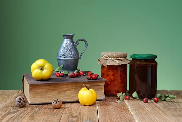 Fresh quince jam and books — Stock Photo, Image