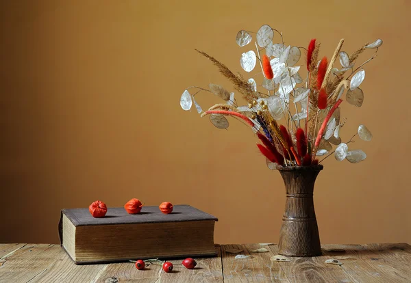 陶製の花瓶でドライフラワー — ストック写真