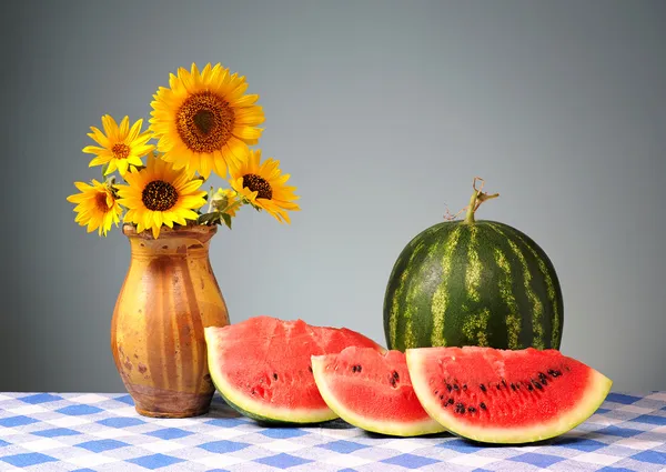 Solrosor och vattenmelon — Stockfoto