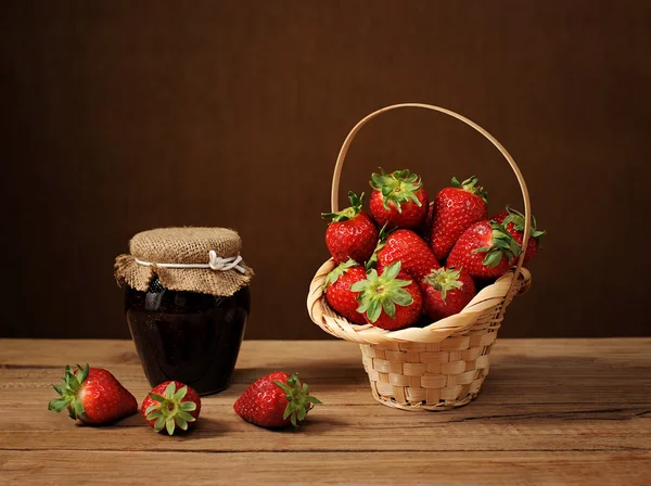 Φράουλες σε ένα καλάθι και μαρμελάδα — Φωτογραφία Αρχείου
