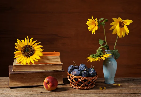 Slunečnice, knihy a ovoce — Stock fotografie