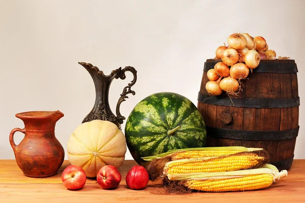 Fruits and wooden barrel — ストック写真