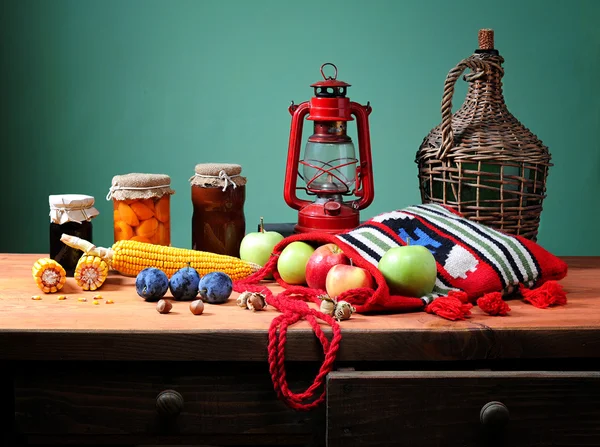 Etno tašky a čerstvé ovoce — Stock fotografie