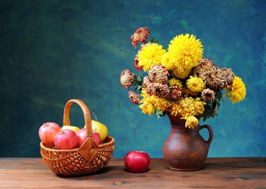 Seramik vazo ve elma çiçeği.