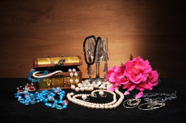 mücevher kutusu ve çiçekler