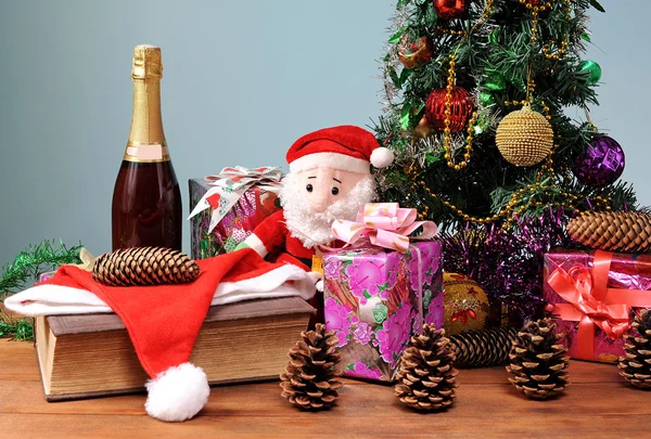 Weihnachtsbaum mit Weinflasche geschmückt — Stockfoto