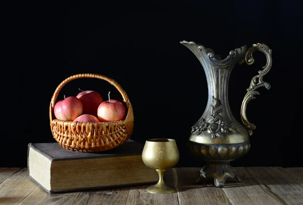 Apples in the basket of wicker — Stock Photo, Image