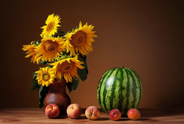 Ayçiçeği bir vazo ve karpuz — Stok fotoğraf